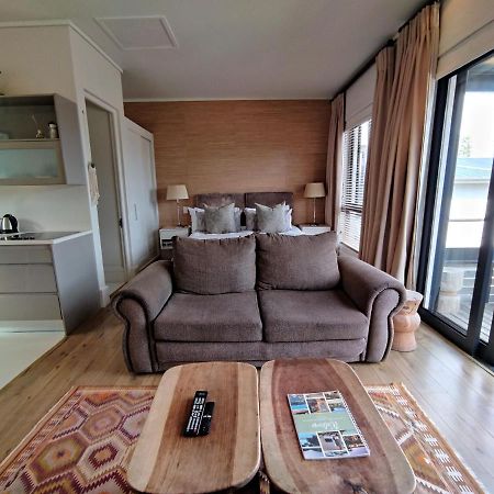 210 Gallery Luxury Studio Apartment Книсна Екстер'єр фото