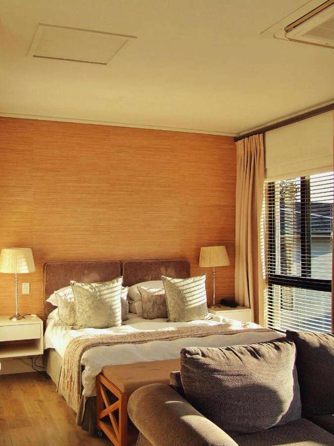 210 Gallery Luxury Studio Apartment Книсна Екстер'єр фото